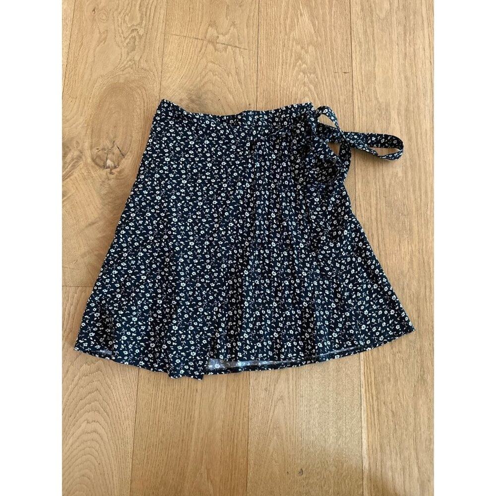Brandy Melville - Floral Wrap Skirt with Waist Tie in Black and White